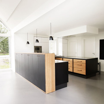 Bambuskøkken i sorte kasser