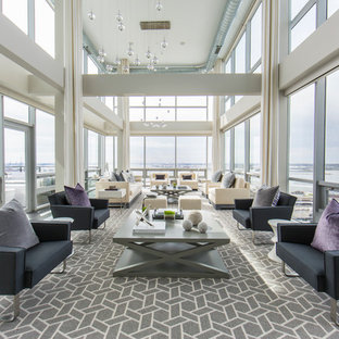 Idéer för mycket stora funkis loftrum, med vita väggar, bambugolv, en dold TV och grått golv