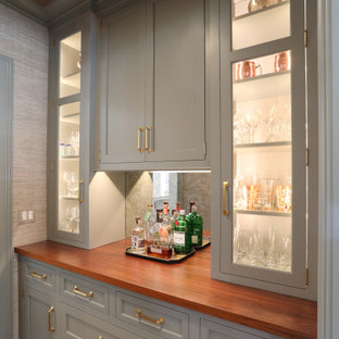 Diseño de cocina comedor en L, clásica renovada, grande, con fregadero de doble seno, armarios estilo shaker, puertas de armario blancas, encimera de cuarcita, salpicadero blanco, salpicadero de azulejos de vidrio, electrodomésticos con paneles, suelo de madera clara, una isla, suelo marrón y encimeras beige