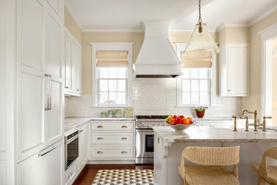 ポートランド(メイン)にあるコンテンポラリースタイルのおしゃれなキッチン (白いキッチンパネル、濃色無垢フローリング、茶色い床) の写真