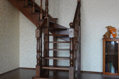 Идея дизайна: угловая лестница среднего размера с деревянными ступенями и деревянными перилами