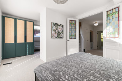 Ejemplo de dormitorio principal clásico renovado de tamaño medio con paredes blancas, moqueta y suelo beige