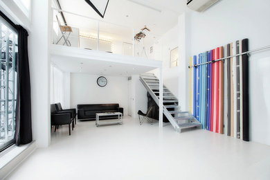 Imagen de despacho urbano de tamaño medio sin chimenea con paredes blancas, suelo de cemento, escritorio independiente y suelo blanco