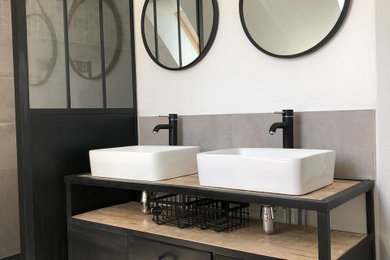 Idée de décoration pour une salle de bain principale urbaine de taille moyenne avec une douche ouverte, un mur blanc, carreaux de ciment au sol, une grande vasque, un plan de toilette en acier inoxydable, un sol gris, un plan de toilette noir, des portes de placard noires, un carrelage gris et des carreaux de béton.