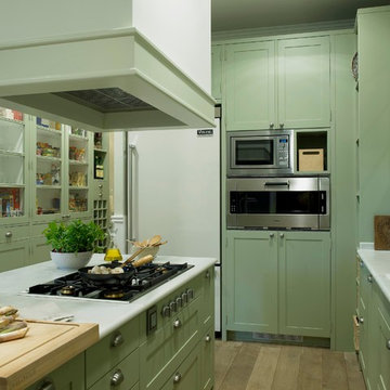 Cocina de estilo belga lacada en verde, con planchador anejo