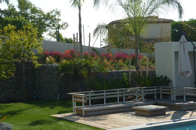 Jardin piscine et murs en pierre