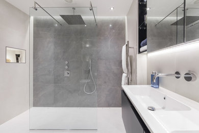 This is an example of a contemporary bathroom in London.