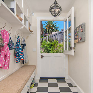 Foto di un ingresso con anticamera classico di medie dimensioni con pareti beige, pavimento in linoleum e pavimento multicolore