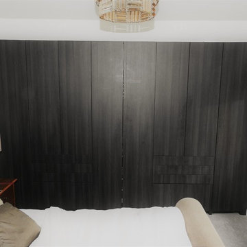 Contemporary wardrobe solution with great use of the storage space.