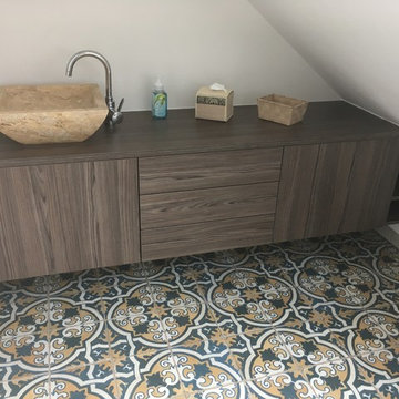 Hängender Waschtisch aus Holz in Dachschräge