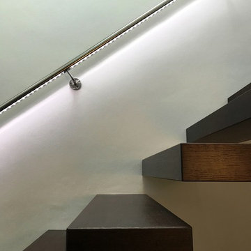 Kragarmtreppe mit beleuchtetem Handlauf
