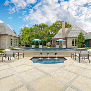 Inredning av en klassisk gårdsplan med pool, med en fontän
