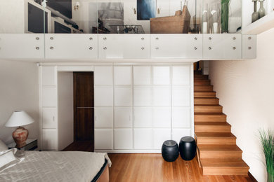 Стильный дизайн: серо-белая спальня на антресоли в современном стиле с бежевыми стенами, паркетным полом среднего тона и коричневым полом - последний тренд