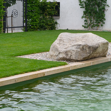 Schwimmteich im Wellnessgarten