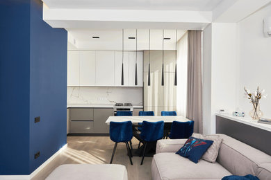 Свежая идея для дизайна: кухня-столовая среднего размера в современном стиле с белыми стенами, полом из ламината, коричневым полом и обоями на стенах без камина - отличное фото интерьера