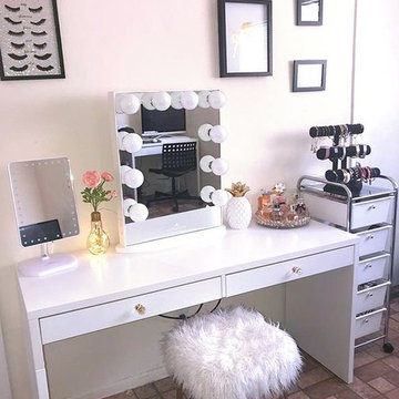 Vanity Mirrors with Lights for Beautiful Bedroom