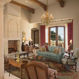 Repräsentatives, Fernseherloses, Offenes Mediterranes Wohnzimmer mit weißer Wandfarbe, Marmorboden, Kamin, Kaminsims aus Stein und weißem Boden in San Diego