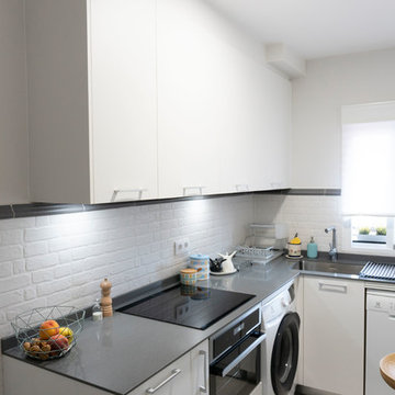 Cocina pequeña y blanca