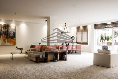 Mittelgroßes, Repräsentatives Wohnzimmer mit weißer Wandfarbe, Korkboden, TV-Wand und weißem Boden in Sonstige