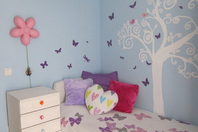 Imagen de dormitorio romántico pequeño con paredes azules, suelo de mármol y suelo blanco