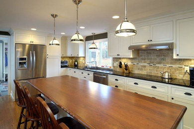 Kitchen - traditional kitchen idea in Boston