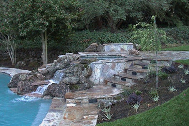 Imagen de jardín tradicional renovado grande en patio trasero con exposición total al sol y adoquines de piedra natural