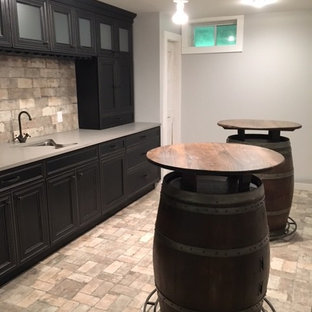 ボストンの中サイズのトランジショナルスタイルのおしゃれなウェットバー (アンダーカウンターシンク、インセット扉のキャビネット、黒いキャビネット、クオーツストーンカウンター、ベージュキッチンパネル、レンガのキッチンパネル、レンガの床、ベージュの床) の写真