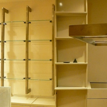 Étagères avec montants en inox brossé et plateaux en verre
