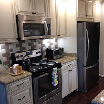 Condo kitchen w/two-tone backsplash