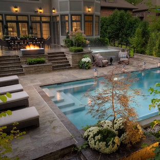 トロントの大きい長方形トランジショナルスタイルのおしゃれな裏庭プール (天然石敷き) の写真