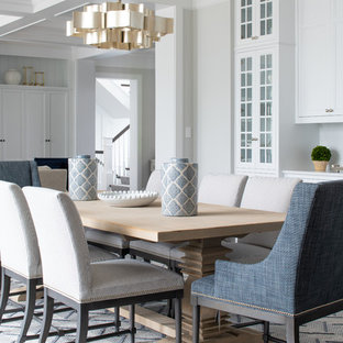 ミネアポリスの中サイズのトランジショナルスタイルのLDKの画像 (グレーの壁、濃色無垢フローリング、暖炉なし、茶色い床)