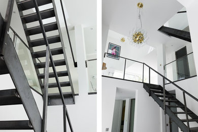 Стильный дизайн: прямая лестница среднего размера в скандинавском стиле с деревянными ступенями и деревянными перилами - последний тренд