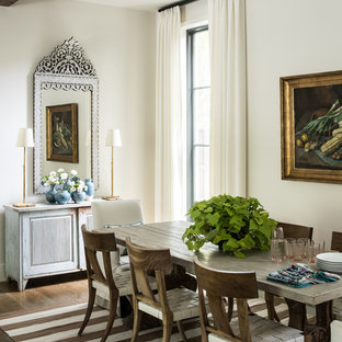 ダラスの中サイズのトラディショナルスタイルのLDKの画像 (白い壁、濃色無垢フローリング、暖炉なし、茶色い床)