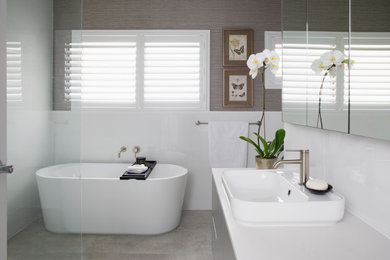 Photo of a contemporary bathroom in Brisbane.