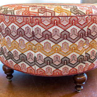 Mittelgroßes, Repräsentatives, Fernseherloses, Offenes Mediterranes Wohnzimmer mit beiger Wandfarbe, Betonboden, Kaminofen, Kaminsims aus Beton und grünem Boden in Salt Lake City