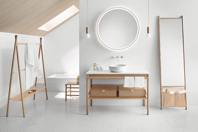 Großes Modernes Badezimmer mit offenen Schränken, hellen Holzschränken und Aufsatzwaschbecken in Nürnberg