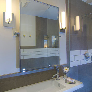 Compact Modern Bath