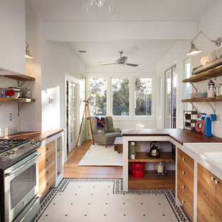 Inspiration pour une cuisine bohème fermée avec une crédence en carrelage métro, un plan de travail en bois, un évier intégré et un placard sans porte.