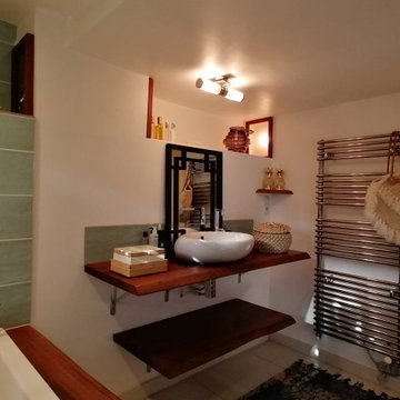 Salle de bain parentale donnant sur le jardin et la piscine