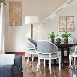 サンタバーバラのトランジショナルスタイルのLDKの画像 (ベージュの壁、無垢フローリング、茶色い床)