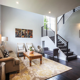 Inspiration för mellanstora moderna loftrum, med grå väggar, mörkt trägolv och en dold TV