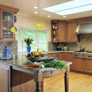 Traditional Kitchen with Rich Granite Backsplash