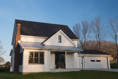 Cottage home design photo in Other