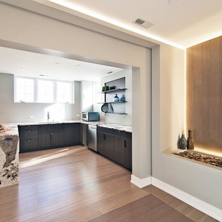 Foto de sótano con ventanas clásico renovado, grande, sin chimenea, con paredes grises y suelo de bambú