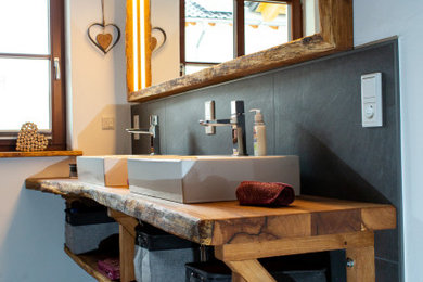 Uriges Badezimmer in Sonstige