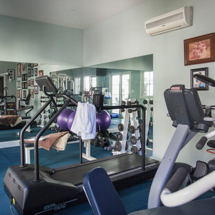 ロサンゼルスの中サイズの地中海スタイルのおしゃれな多目的ジム (緑の壁、青い床) の写真