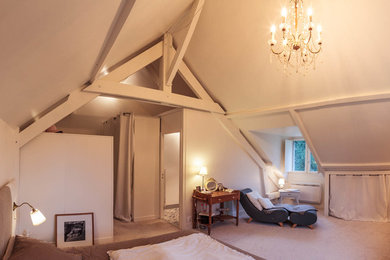 Großes Shabby-Look Hauptschlafzimmer mit weißer Wandfarbe, Teppichboden und beigem Boden in Paris