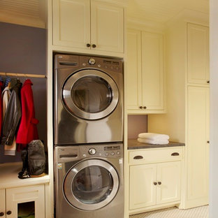 ダラスの小さいトラディショナルスタイルのおしゃれな家事室 (シェーカースタイル扉のキャビネット、白いキャビネット、ソープストーンカウンター、グレーの壁、セラミックタイルの床、上下配置の洗濯機・乾燥機) の写真