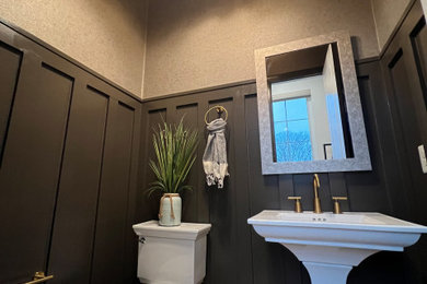 ワシントンD.C.にあるお手頃価格の中くらいなインダストリアルスタイルのおしゃれなトイレ・洗面所 (白いキャビネット、分離型トイレ、茶色い壁、淡色無垢フローリング、ペデスタルシンク、独立型洗面台、折り上げ天井、壁紙) の写真