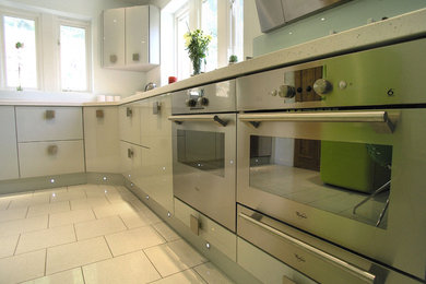 Inspiration for a modern kitchen in Manchester.